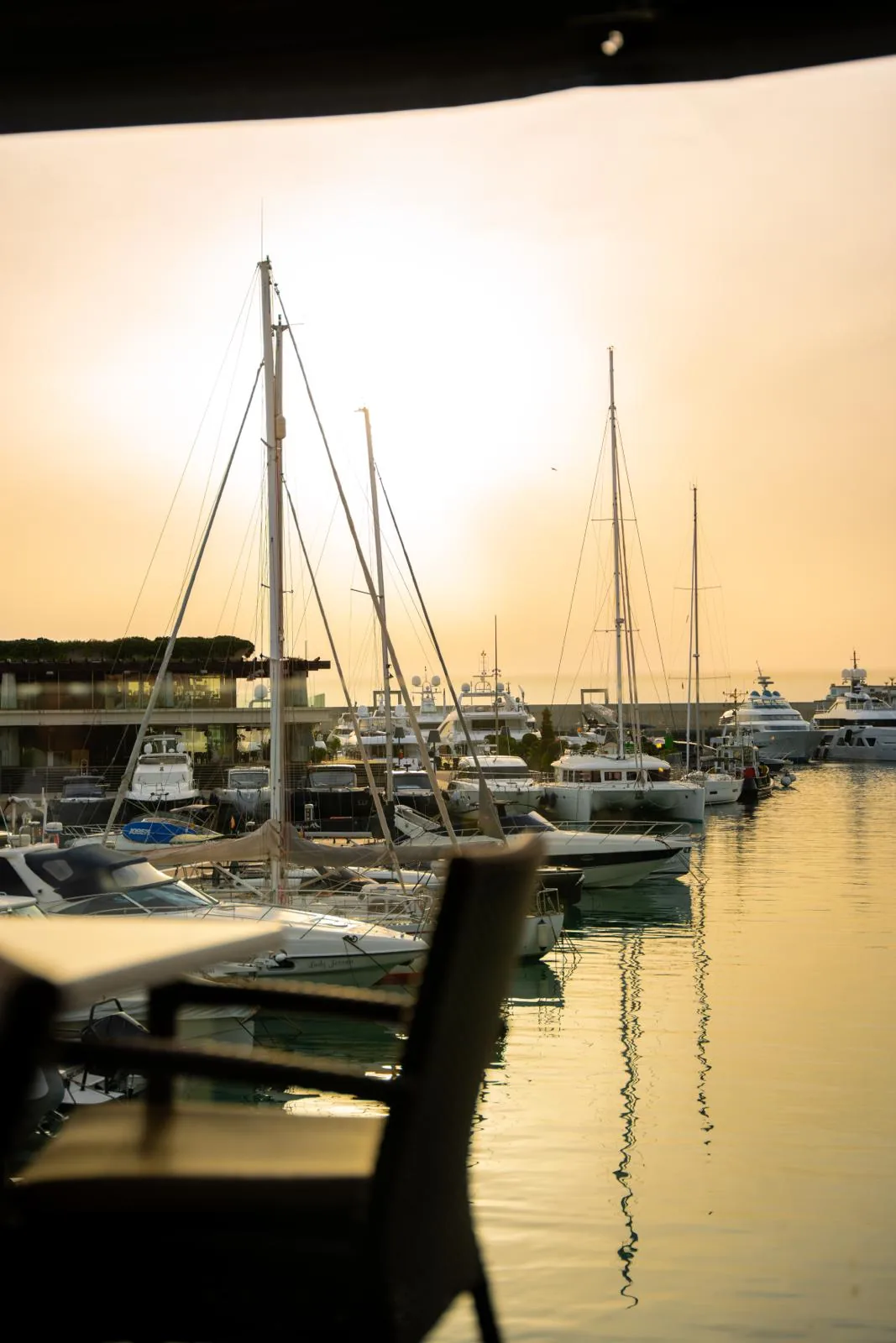 Marina de Port Adriano al atardecer.